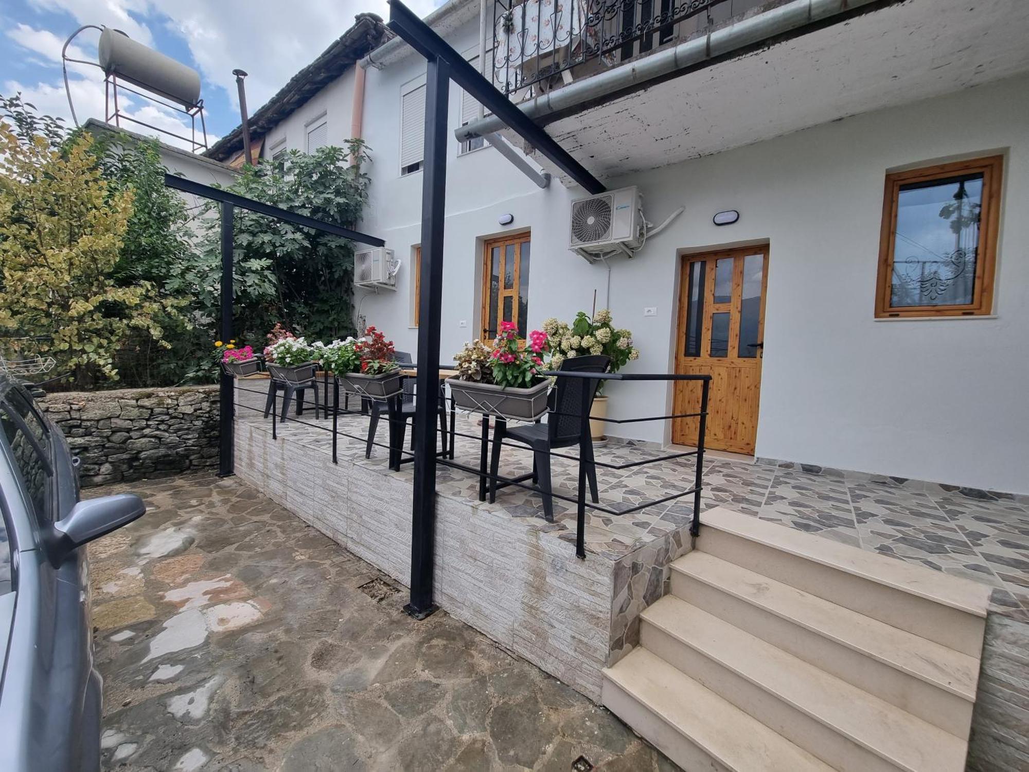 Bed and Breakfast Tony'S Terrace Gjirokastër Esterno foto